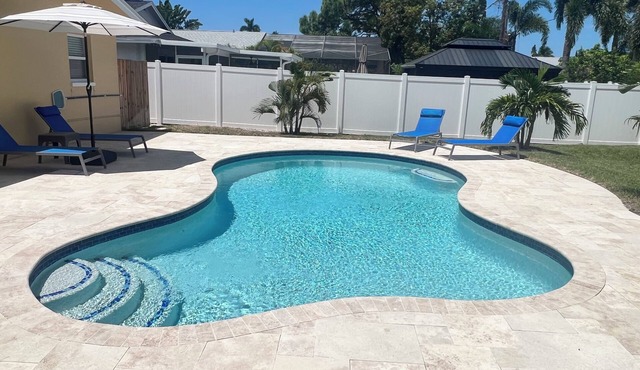 “COZY BEACH HOUSE” CLOSE TO BEACH, RESTAURANTS & SHOPPING