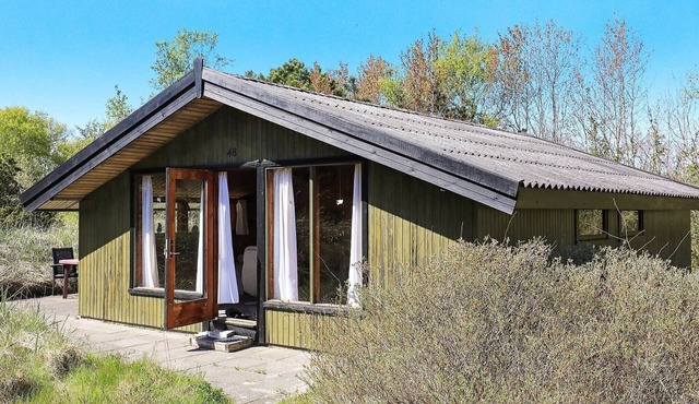 Cozy Beach House in albaek