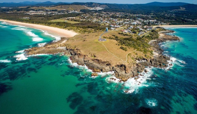 Cozy beach house in the heart of town. Walk to beach and cafes