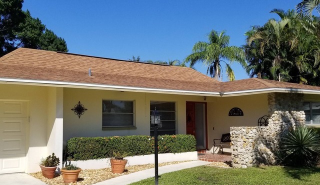 Cozy Beach House on Yacht Club- Pool Heated w/fee, walkable to the beach