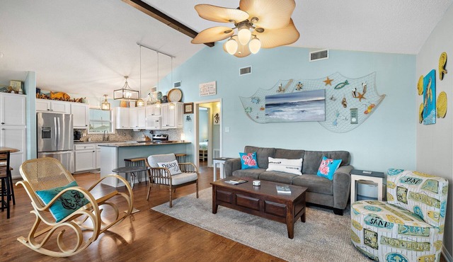 Cozy beach house - 3 minute walk to beach - with everything you need to relax!
