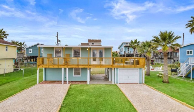 Cozy Beach House w/Fire Pit, Deck & Game Room