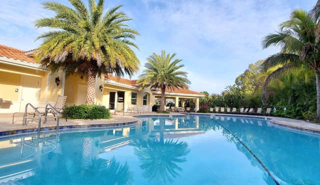 COZY BEACH RETREAT JUST MINUTES AWAY FROM BEACH