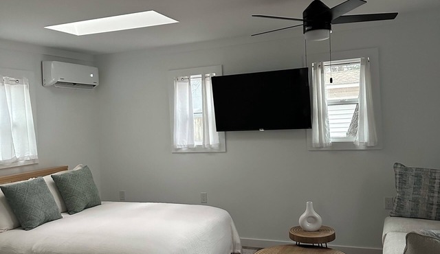 Cozy beach studio within walking distance to the beach.