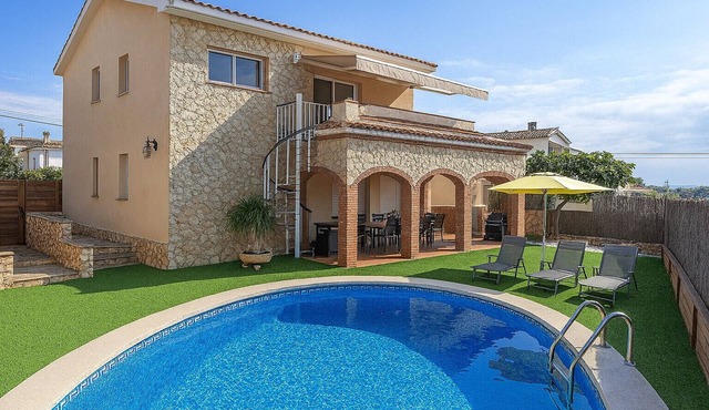 Cozy beach town villa for 8 - no car necessary!