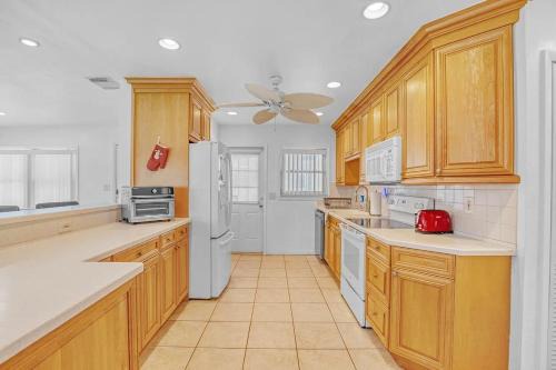 Cozy Beach Walk Home 3BR 2BA Priv Yard SmartTV