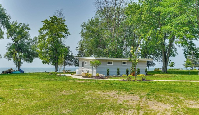 Cozy Beachfront Cottage on Lake Ontario!