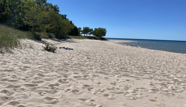 Cozy beachfront cottage in Harbor Springs/Good Hart/M-119/Tunnel of Trees.