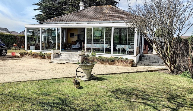 Cozy Beachside Bungalow: 600m from Shore, Veranda, Private Garden