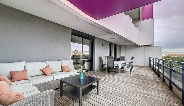 Cozy Beachside F3 Apartment with Pool & Parking, 150m from the Beach