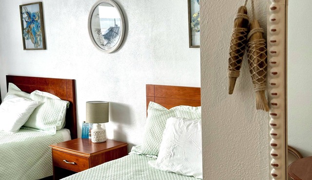 Cozy Beachside Condo Steps to the Boardwalk & Beach — Prime Ocean Location