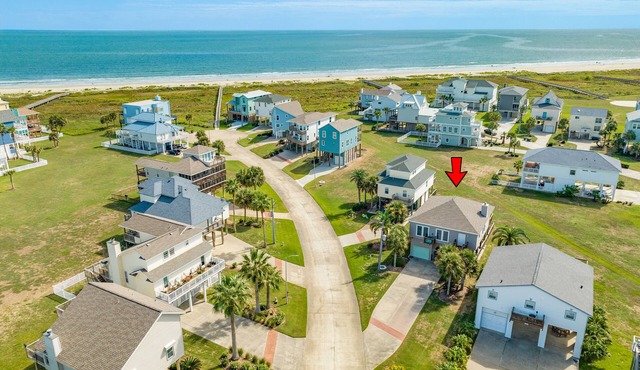 Cozy Beachside Home - Pet Friendly, Fenced Yard, Covered Deck, 0.5 blk to Beach