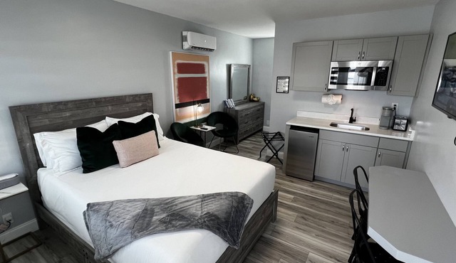 Cozy Beachside Modern Boutique Hotel Suite with Kitchen - by Oceano Suites