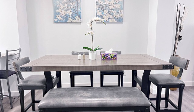 Cozy Beam family size townhouse convenient to go anywhere in city.