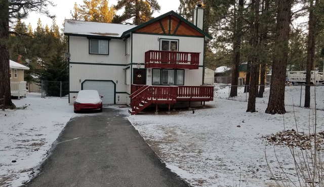 COZY BEAR CABIN Near ski resort and lake and snow play