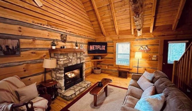 Cozy "Bear Claw Cove" - 2 Bedroom Cabin in the Heart of the Blue Ridge Mountains