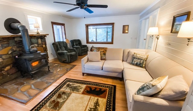 Cozy Bear Den - private house with fenced yard!