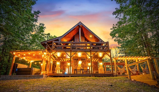 Cozy Bear Lodge Log Cabin, Big Green Egg, Outdoor Grill Station, Hot Tub grotto