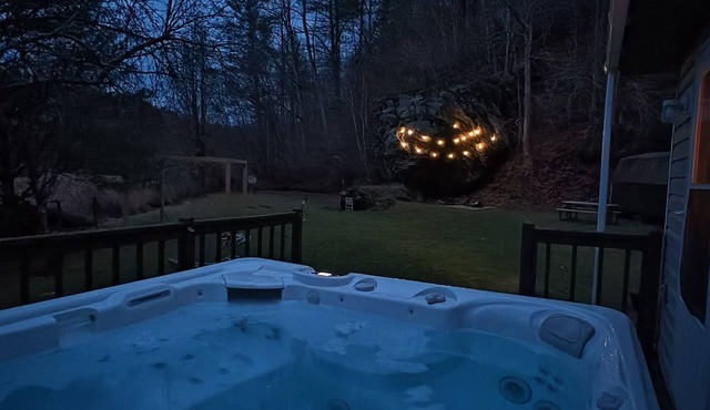 Cozy Bear Rock Cottage with hot tub