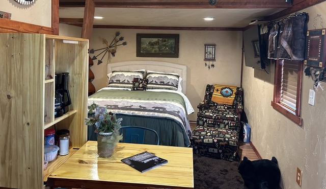 Cozy Bear themed Cabin close to Blanchard/walking trails/fishing pond