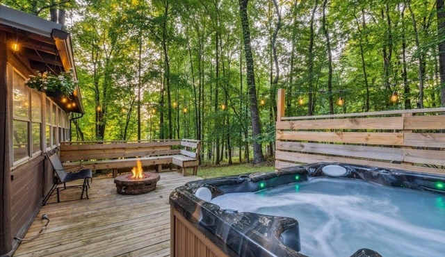 Cozy Bear-Themed Mountain Cabin in Harpers Ferry with Relaxing Jacuzzi Hot Tub