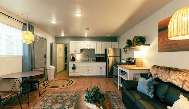 COZY, BEAUTIFUL APARTMENT AT AVANTI COVE:nCome relax and unwind at this retreat!