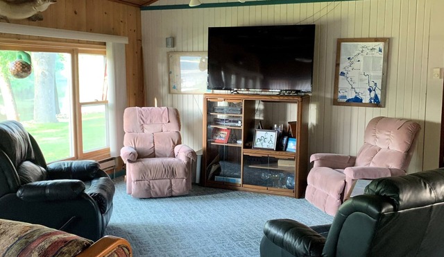 Cozy beautiful cottage on the Wolf River located 5 miles New London