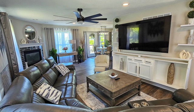 Cozy, Beautiful, Lovely Home Away from Home. Perfect for family re-unions!