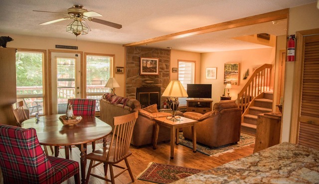 Cozy, Beautifully Furnished Condo 10 Minutes to Ski Resorts