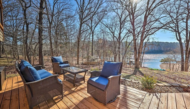 Cozy Beaver Lake Cabin w/Waterfront View & Kayaks
