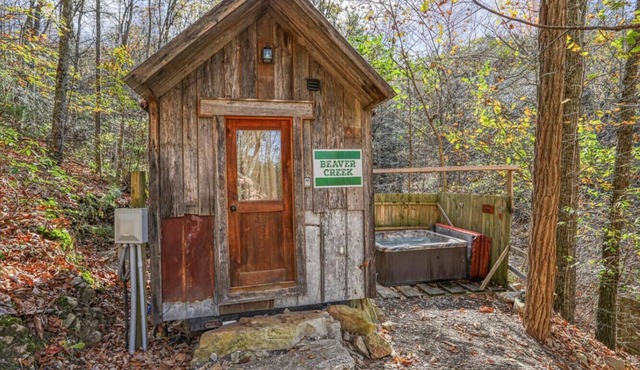 Cozy Beavercreek Cabin Retreat – Smoky Mountain Serenity Awaits!