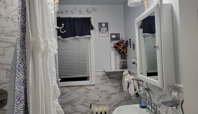 Cozy bed & breakfast in charming Roselle with AC, WiFi