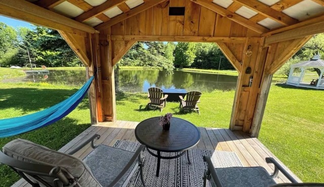 Cozy “bed in a shed” cabin with WiFi and AC in charming East Meredith