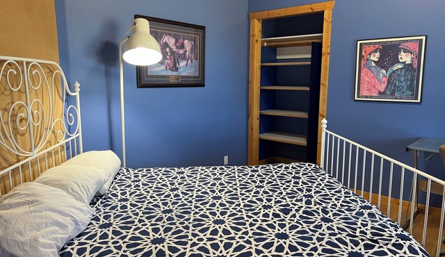 Cozy bedroom in peaceful house in Rexburg with WiFi, AC and shared living space.