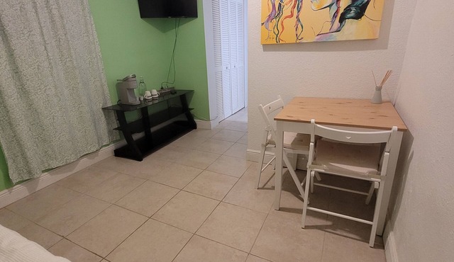 Cozy bedroom near coral gables