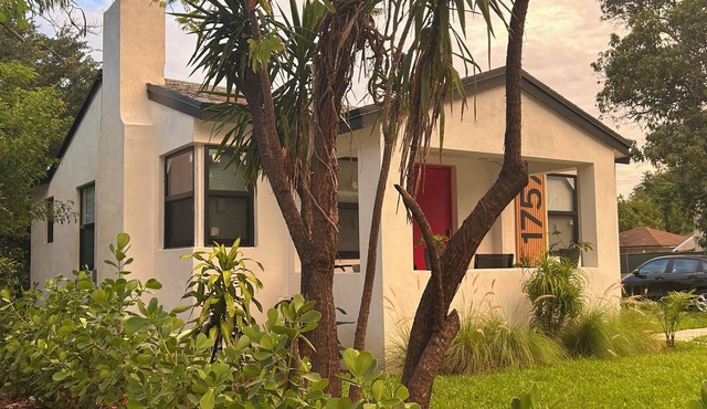 Cozy bedroom shared house in peaceful Miami with AC comfort