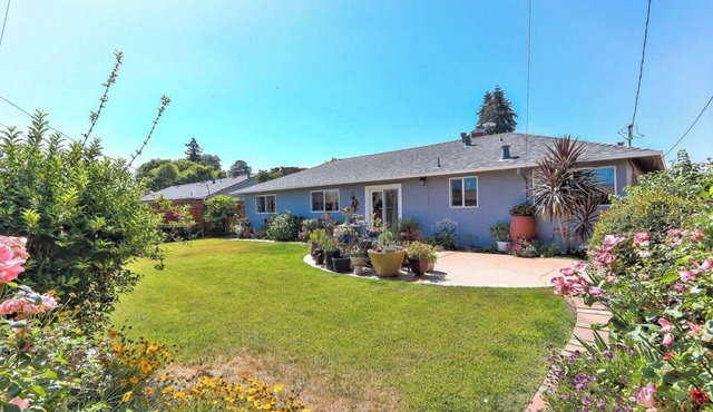 Cozy bedroom + shared bathroom in pleasant Santa Clara with AC, WiFi