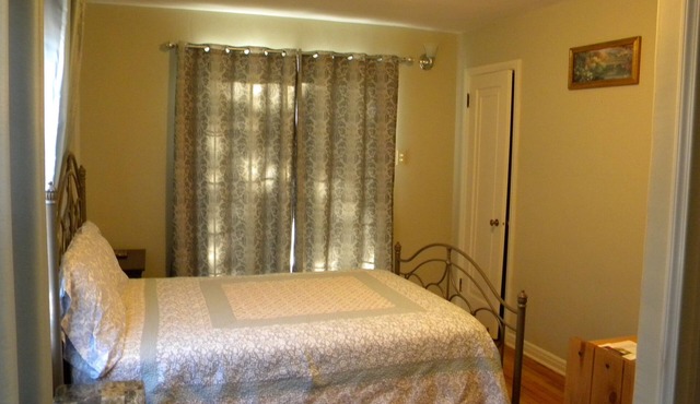 Cozy Bedroom with Private Entrance, Bathrm and nearby Lake Michigan View