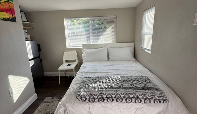 Cozy bedroom with private entrance in charming Poway with WiFi access