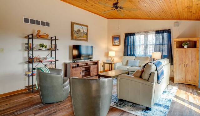 Cozy Belgrade Cottage w/Wood-Burning Stove!