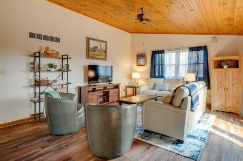 Cozy Belgrade Cottage w/Wood-Burning Stove!