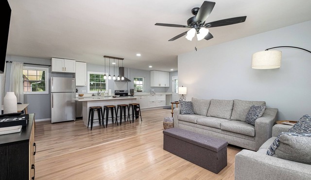 Cozy Belmont Retreat: Charming 3-Bedroom Haven!