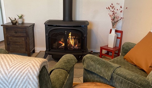 Cozy Berkshire cottage with fireplace.