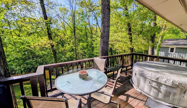 Cozy Bike-In/Bike-Out Retreat w/Hot Tub & Golf