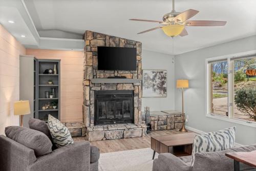 Cozy Bike-In & Out Retreat - Fire Pit Pet Friendly