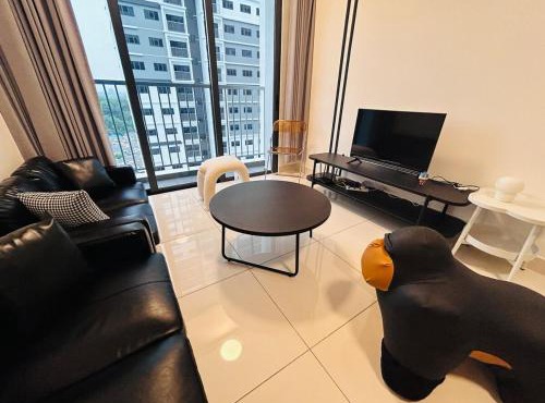 Cozy black 3 bedroom , wifi , TVBox