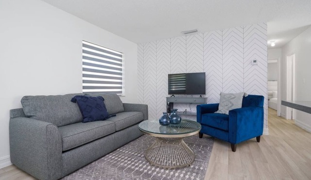 Cozy Blue Door Duplex, Central in Cutler Bay