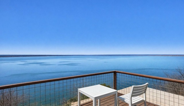 Cozy "Blue Moon" Cabin with Beautiful Lake Whitney View and Upstairs Deck