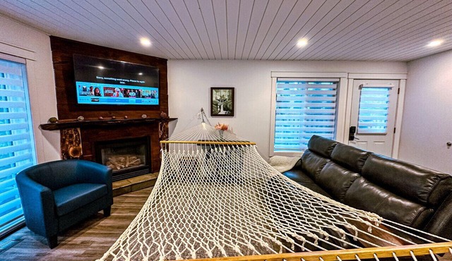 Cozy Blue Mountain Escape Perfect for Relaxation & Adventure