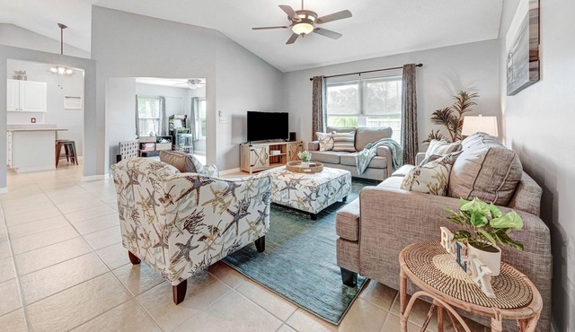 Cozy Blue Palm w/Game Room Centrally Located